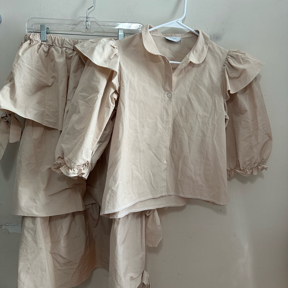 Paade Mode Beige Ruffle Sleeve Blouse and Skirt Set Girl’s Size 16Y